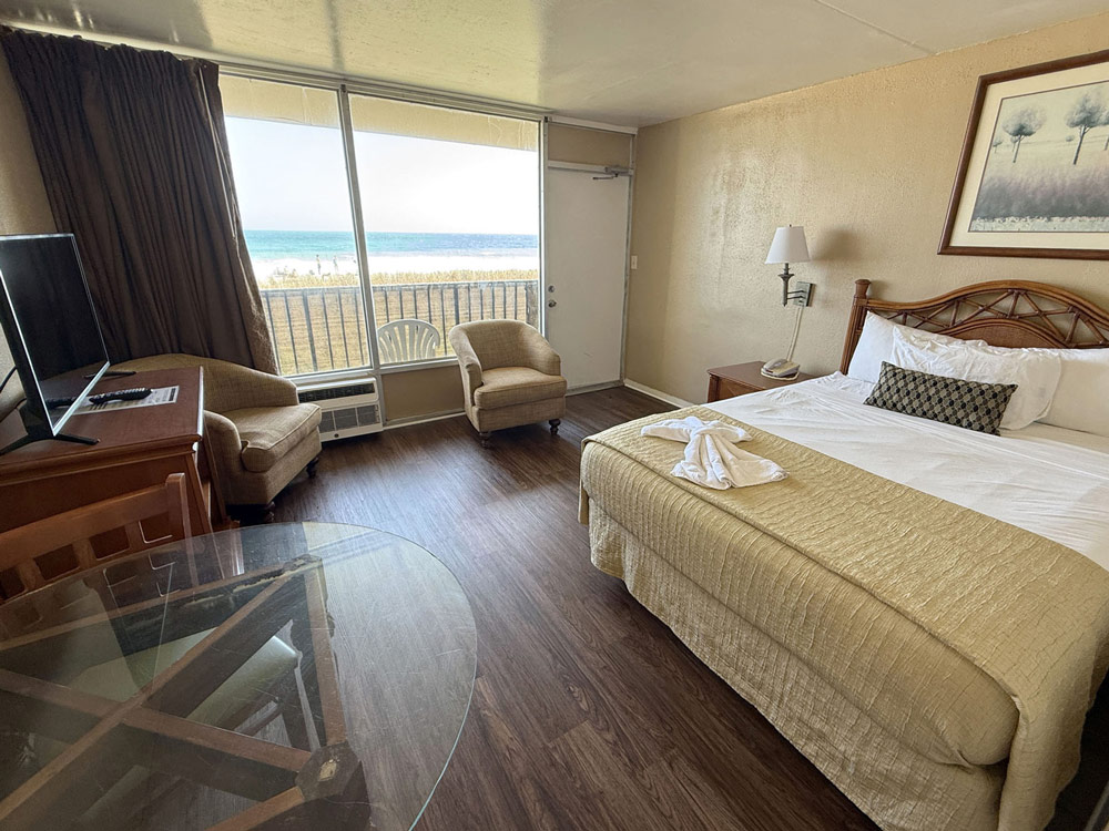 accommodation Oceanfront Two Room Efficiency with 3 Queen Beds