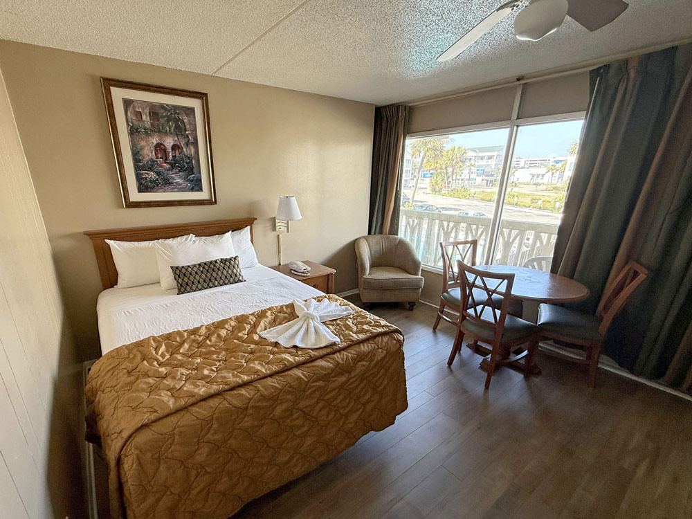 accommodation Smoking Side View Two Room Efficiency with 3 Queen Beds