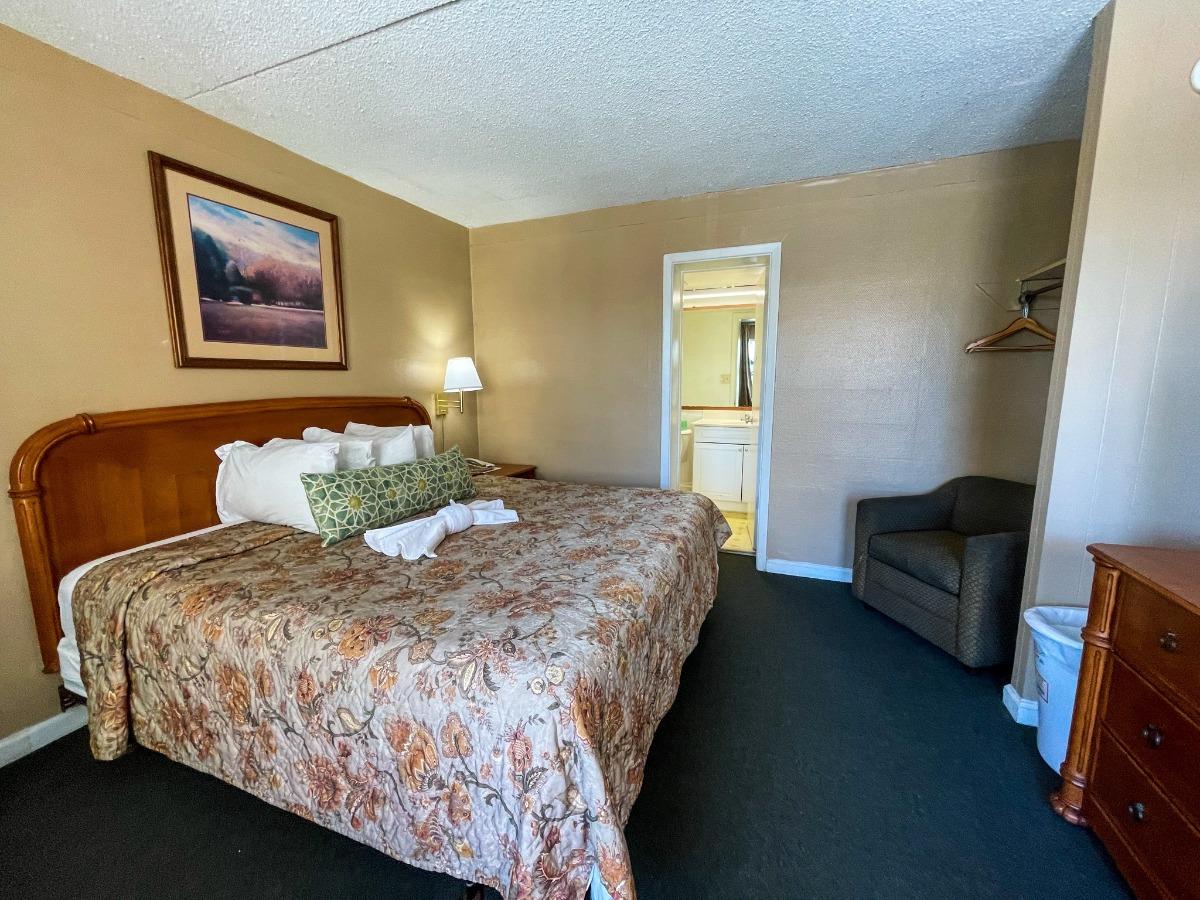 accommodation Smoking Side View with 1 King Bed