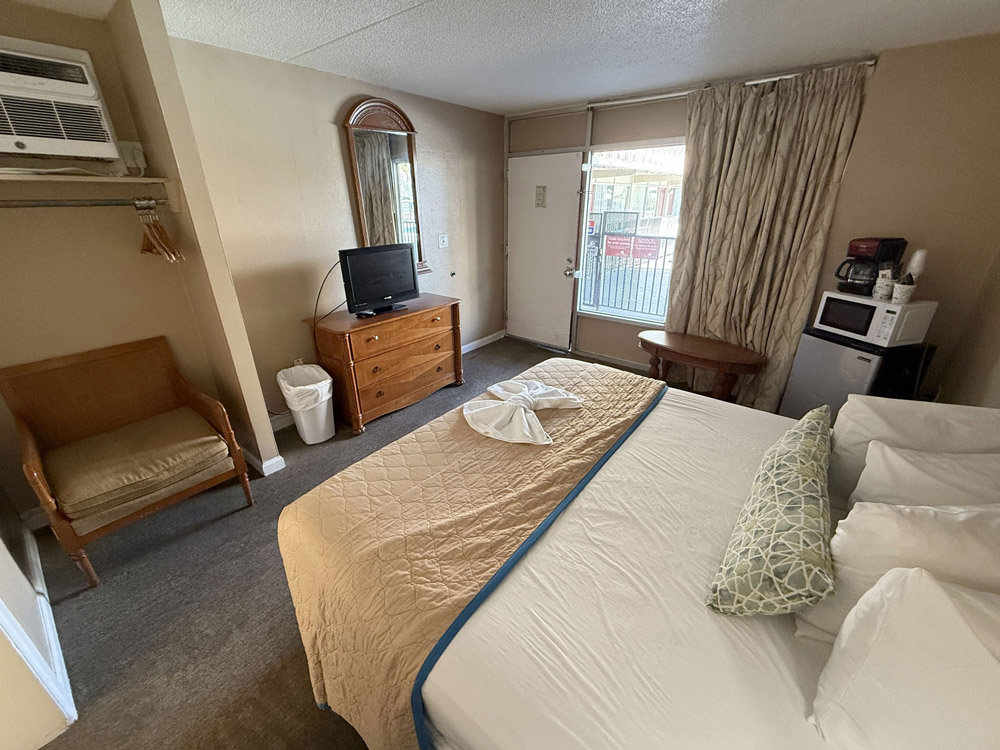 accommodation Smoking Side View with 1 King Bed